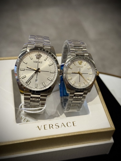 Versace範思哲石英手錶，VERSACE MILLENYIUM  LADY系列，採用希臘回紋元素錶盤，12時位飾有美杜莎頭像展現範思哲經典圖案魅力，錶鏈印刻希臘回紋搭配雙按蝴蝶扣設計，兼具時尚與舒適，錶盤男款40mm 女款32mm 30米生活防水，進口石英機芯

立即搶購👉