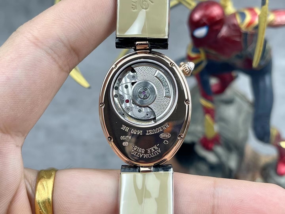 [玫瑰][玫瑰]最強 升級版 頂級 復刻女款 寶璣那不勒斯皇后系列，
【表殼】腕表尺寸分別為中號36.5x28.5毫米 
鵝卵形表殼高雅大氣，表殼外緣飾有錢幣紋。表圈和表殼周圍鑲嵌共117顆施華洛水晶（約0.99克拉）。表冠處鑲有一顆梨形晶石（約0.26克拉）
【精彩細節】
1.與原裝吻合，在表殼背部均打有貴金屬標識，效果清晰工整，彰顯腕表檔次。2.穹面玻璃，從側面看不僅有魚眼效果，還能折射鑽石帶來的璀璨光芒，更顯腕表高貴血統。
3.為了達到原裝K金質量的手感，調試了表殼內部結構的配重，做到重量與原版如出