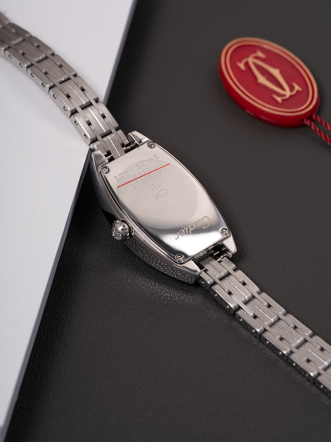 全面升級版到貨，金銀同價🔺卡地亞🔻Cartier酒桶奢華腕表,引領風格,超越時代,設計與精湛的非凡工藝,倍受各界潮流高貴的青睞,該腕表採用手鍊以及腕表兩種不同藝術風格完美融合！盡顯柔美優雅魅力，成為卡地亞典範之作！迷你表款，升級精裝C1Ct163進口瑞士石英機芯。精鋼表殼和錶鏈。表冠鑲嵌一顆白色合成尖晶石。鍍銀錶盤，劍形藍鋼指針！尺寸：23mmX30mm，升級內容如下，機芯精簡版C1Ct163正式面世