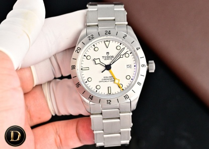 新品—TD帝舵碧灣專業型79470—以時光為翼，赴天地之約。
1)正品開模的39MM精鋼表殼兼具磨光和磨砂質感，鉚釘精鋼錶帶復刻1950年經典設計，T-fit快速調節帶扣可無工具微調8毫米長度，承載著專業功能的同時，延續著碧灣系列的經典輪廓，而恰到好處的尺寸適配多數手腕。
2)蛋白色或啞光黑色盤面各有風情，一體成型的立體陶瓷時標填充Super-LumiNova®夜光物料，搭配帝舵標誌性的黃色“雪花”指針，稜角分明的設計既是1969年經典元素的傳承，也讓讀時清晰直觀.磨砂鋼質24小時固定外圈質感溫潤，與