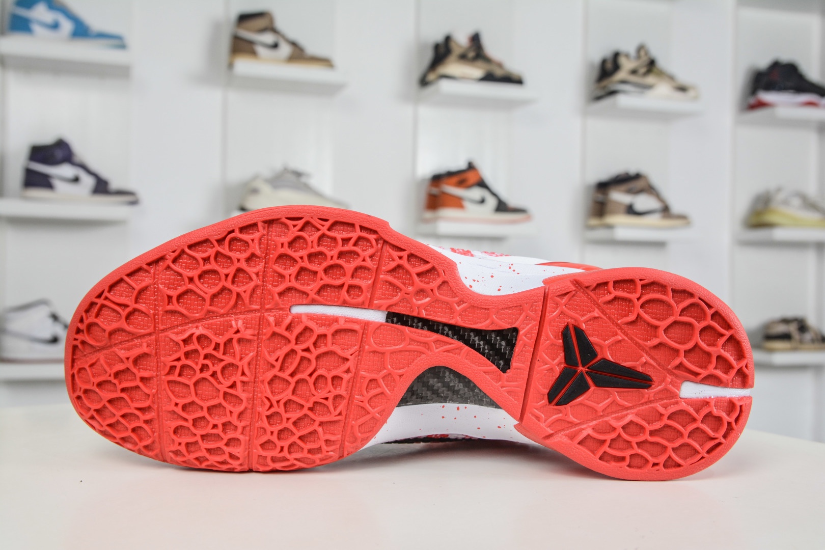 Nike Zoom Kobe VI 馬年限定 CNY新年款 耐克 科比6代系列 低幫復刻實戰運動低幫文化籃球鞋 
貨號:CW2190 040
尺碼：38 38.5 39 40 40.5 41 42 42.5 43 44 45 46