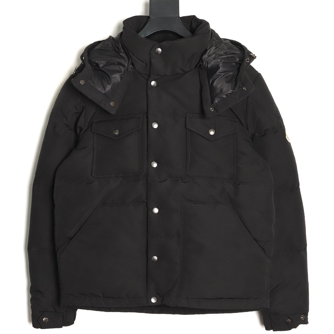 Moncler/蒙口 Gamme Rouge雙口袋連帽羽絨服
Moncler Gamme Rouge男士羽絨服，酒紅色超
有質感，尼龍面料防潑水，90絨填充保暖力滿分
。連帽設計＋金屬按扣，細節控必入！兩個翻蓋
口袋超實用，寬松版型，隨便搭配都很時髦，冬季
出街或戶外都很適合～
A Size:1-5