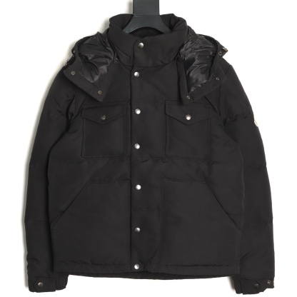 Moncler/蒙口 Gamme Rouge雙口袋連帽羽絨服
Moncler Gamme Rouge男士羽絨服，酒紅色超
有質感，尼龍面料防潑水，90絨填充保暖力滿分
。連帽設計＋金屬按扣，細節控必入！兩個翻蓋
口袋超實用，寬松版型，隨便搭配都很時髦，冬季
出街或戶外都很適合～
A Size:1-5