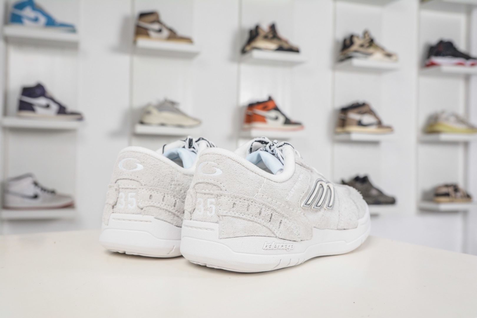 Balenciaga Hamptons Worn-Out Dark Brown 棕色巴黎世家十八18代 滌綸（聚酯纖維）牛皮革 圓頭系帶 低幫 生活休閒鞋板鞋 
貨號：841765 WHPSU 9910
尺碼：35 36 37 38 39 40 41 42 43 44 45 46