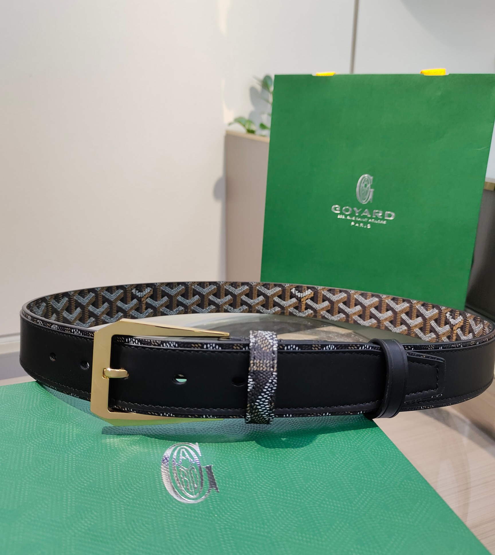 
Goyard(戈雅)腰帶源於法國奢侈品牌，設計風格簡約低調，腰帶身有標誌性帆布搭配進口頭層牛皮，腰帶扣採用簡約精品鋼扣，延續品牌的低調奢華，帶身寬度3.4CM，適用商務休閒日常佩戴。