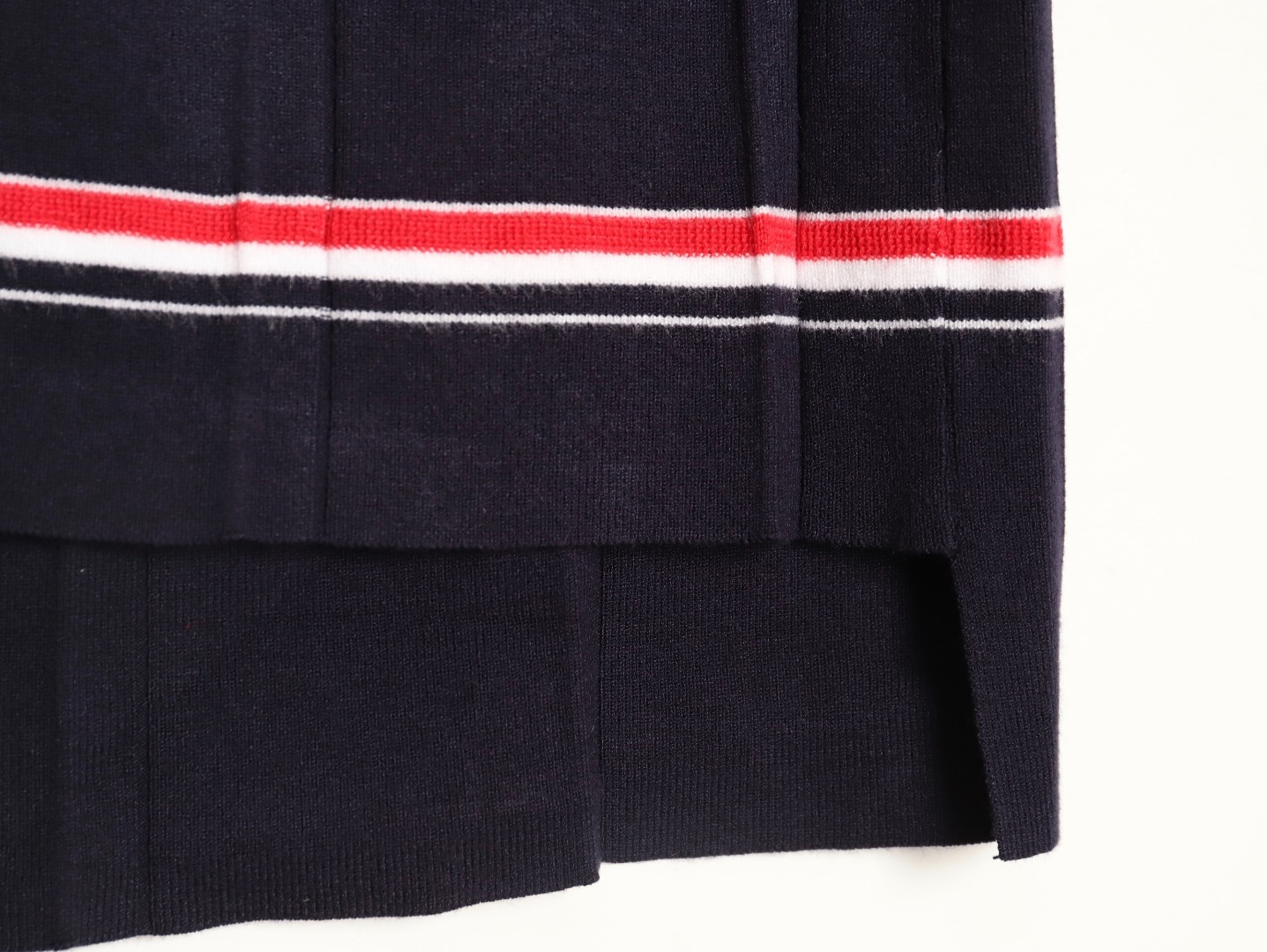 🔝THOM BROWNE TB 彩條V領羊毛針織連衣裙
原版定制面料 輔料 
尺碼：1 2 3