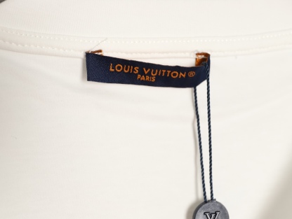 Louis Vuitton/路易威登 25ss 印章logo印花短袖
本款T恤以柔軟透氣的棉質針織裁出休閒廓形。胸前印章點綴多樣路易經典元素，涵蓋品牌創始年份，歌頌品牌的旅行與制箱傳承。

面料紗線支數為60支，屬於高支棉紗紗線細膩柔軟。單股結構使面料更輕盈透氣，雙面針織工藝，正反面紋理一致，面料結構緊密，彈性較好不易卷邊，觸感細膩適合貼身穿著。

TPU光油印花工藝，這是一種結合功能性材料與視覺效果的先進印花技術，尤其適用於提升面料的高端質感。印花用於增加光澤、立體感和特殊觸感，用於設計獨特