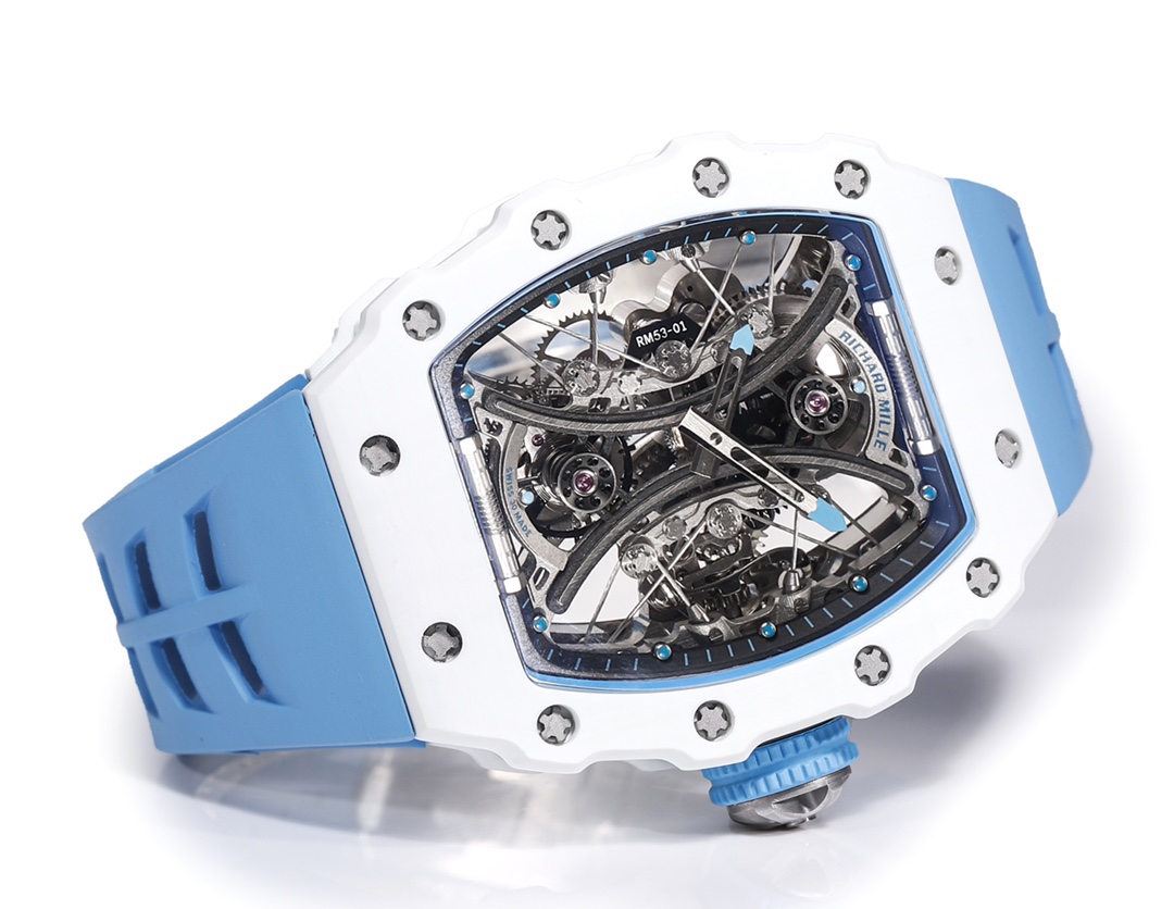 白色TPT石英纖維
【RICHARD MILLE】理查米爾RM53-01 將腕表設計與運動賽事相互結合，完美詮釋了賽場上的勇者堅定信念、頑強拼搏的精神。RM53-01以馬術運動為背景，採用多種高科技材料來抵御運動時帶來的強烈撞擊，從而保證不受破壞、正常運轉。高科技材質打造如同“護具”。“RM 53-01 PABLO MAC DONOUGH”的陀飛輪腕表，此款腕表除具備運動腕表的動感與活力外，還配備了堅固的TPT®碳纖維表殼、層壓藍寶石水晶表鏡以及固定機芯的懸浮式鋼索，有效的降低巨大衝擊、