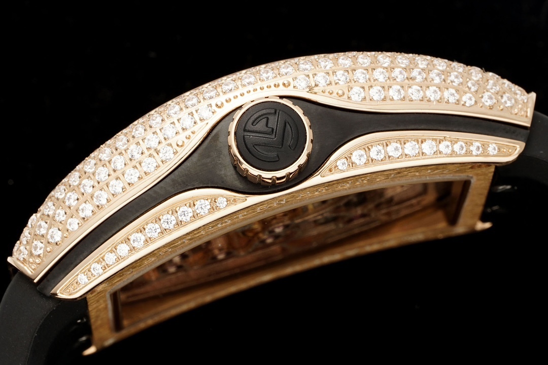 ABF 最新款 頂級復刻 法蘭克穆勒V45 Vanguard陀飛輪系列 歷時多年研發機芯 
1 1:1 超級復刻原裝複雜法穆蘭陀飛輪機芯 細節完美到位 打造正品機芯獨具的雙發條盒 超薄工藝 
2超長72小時動力儲存 告別每天手動上鏈 高端玩家的定制款 把頭上鏈30個半圈 發條盒為滿 不需要過度上鏈 
3 千錘百鍊 316L精鋼表殼 超薄表殼 與原裝一致厚度 彎曲弧度 更加貼合手腕 佩戴舒適 
4 純正進口意大利小牛皮 貼合手感品質一流的進口氟橡膠錶帶 與正版全完通用互換
5瑞士工程師 原版機芯拆解 一比一