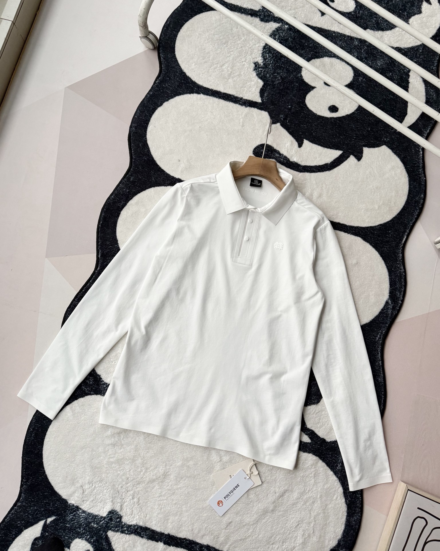 春季新款 KOLON SPORT可隆吸濕長袖防曬+抗菌SECOt恤翻領POLO
大身採用可隆自研面料，具有吸濕速乾，UPF215+防曬及Polygiene抑菌功能門襟採用激光切割工藝，結合肩部超聲波貼合工藝，提升細節品質感領口，門襟及下擺均採用熱壓工藝，外觀平整
