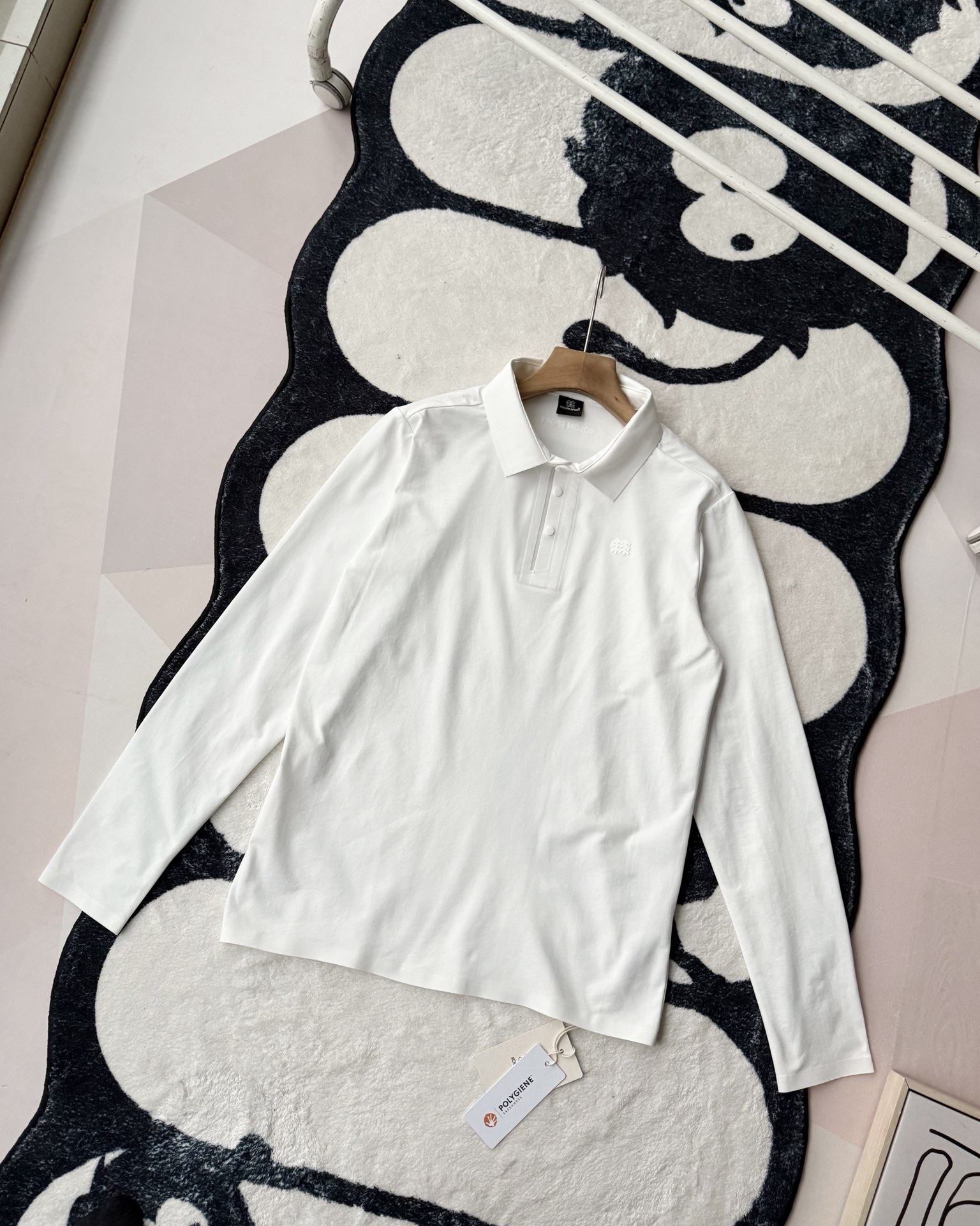 春季新款 KOLON SPORT可隆吸濕長袖防曬+抗菌SECOt恤翻領POLO
大身採用可隆自研面料，具有吸濕速乾，UPF215+防曬及Polygiene抑菌功能門襟採用激光切割工藝，結合肩部超聲波貼合工藝，提升細節品質感領口，門襟及下擺均採用熱壓工藝，外觀平整
