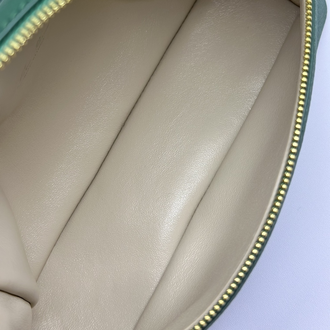 𝓸𝓻𝓸 𝓟𝓲𝓪𝓷𝓪諾悠翩雅
𝑬𝒙𝒕𝒓𝒂 𝑷𝒐𝒄𝒌𝒆𝒕 𝑳𝟏𝟗 
這是一款大開口結構的功能性設計的手拿包，經典風格和簡約設計的組合體。包身採用進口原廠小牛皮材質，輕微的錘紋呈現優雅的紋理，內里採用進口原廠小羊皮。皮革手柄和可拆卸肩帶，可打造出不同背法實用百搭。雙向拉鍊開合，搭配My Charms銀色金屬掛飾。（LP特級全鋼配件五金）
size：11×19×6.5cm
貨號：FAN4046
配套全套專櫃禮盒包裝🎁