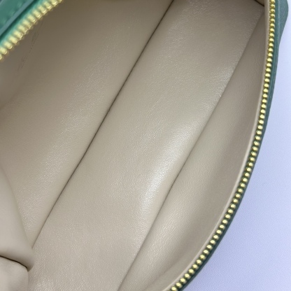 𝓸𝓻𝓸 𝓟𝓲𝓪𝓷𝓪諾悠翩雅
𝑬𝒙𝒕𝒓𝒂 𝑷𝒐𝒄𝒌𝒆𝒕 𝑳𝟏𝟗 
這是一款大開口結構的功能性設計的手拿包，經典風格和簡約設計的組合體。包身採用進口原廠小牛皮材質，輕微的錘紋呈現優雅的紋理，內里採用進口原廠小羊皮。皮革手柄和可拆卸肩帶，可打造出不同背法實用百搭。雙向拉鍊開合，搭配My Charms銀色金屬掛飾。（LP特級全鋼配件五金）
size：11×19×6.5cm
貨號：FAN4046
配套全套專櫃禮盒包裝🎁