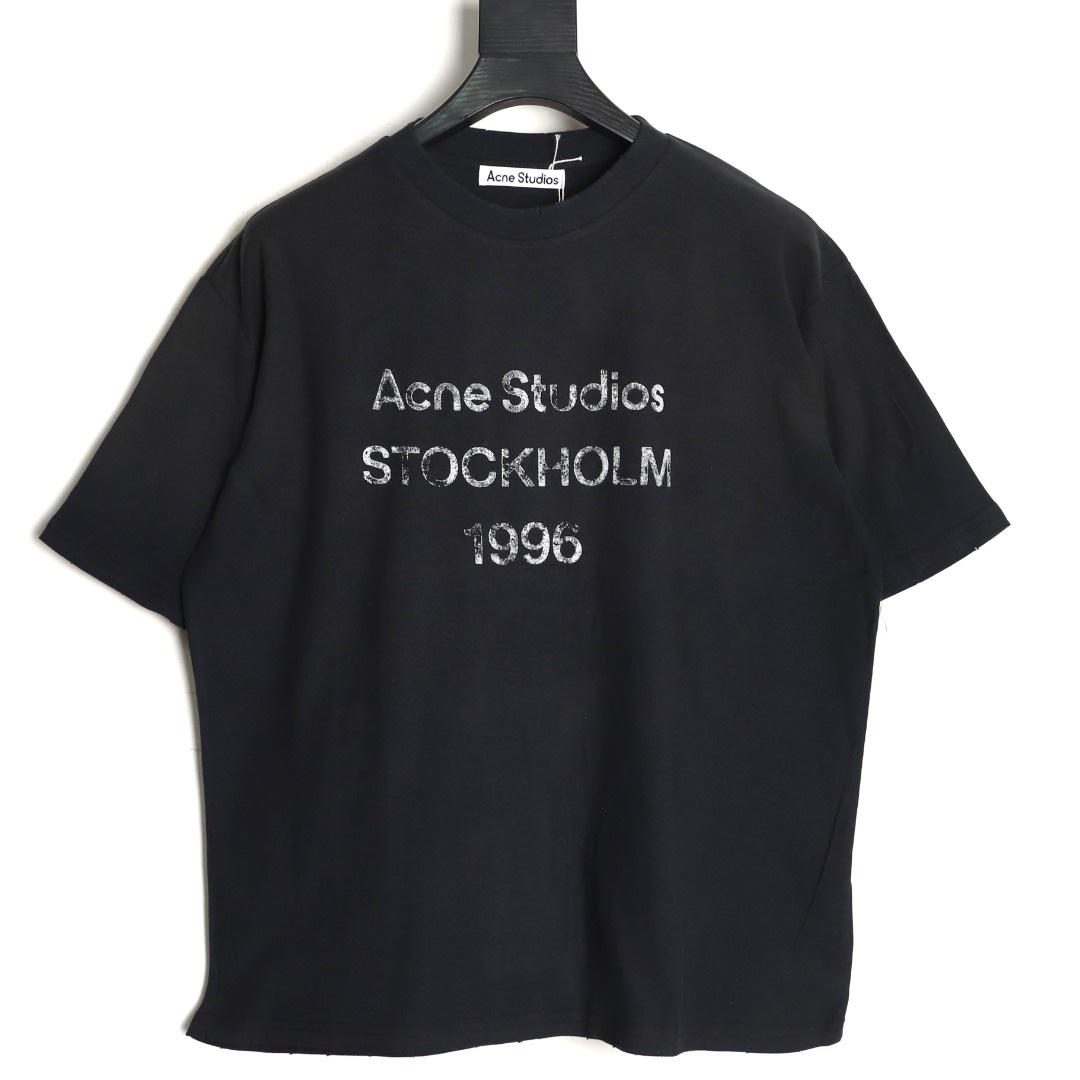 🔝Acne Studios 26SS 1996字母印花短袖T恤
面料是定制定染的32支220g原版雙紗棉，胚布經過高盂環保染色，裁大貨前還要進行高溫環縮水，降低縮水率的同時使得手感更柔軟舒適，印花方面必須五層膠漿，第一遍必須為進口打底漿，填平布料上極為細小的線洞，再由高溫床烤乾再劇頗色，採用油墨因熱平網印花，一共刷五層，每一層間隔為時間為30分鐘，才能保證出來的成品保持原版的質感，全套開發輔料
尺碼：S-XL