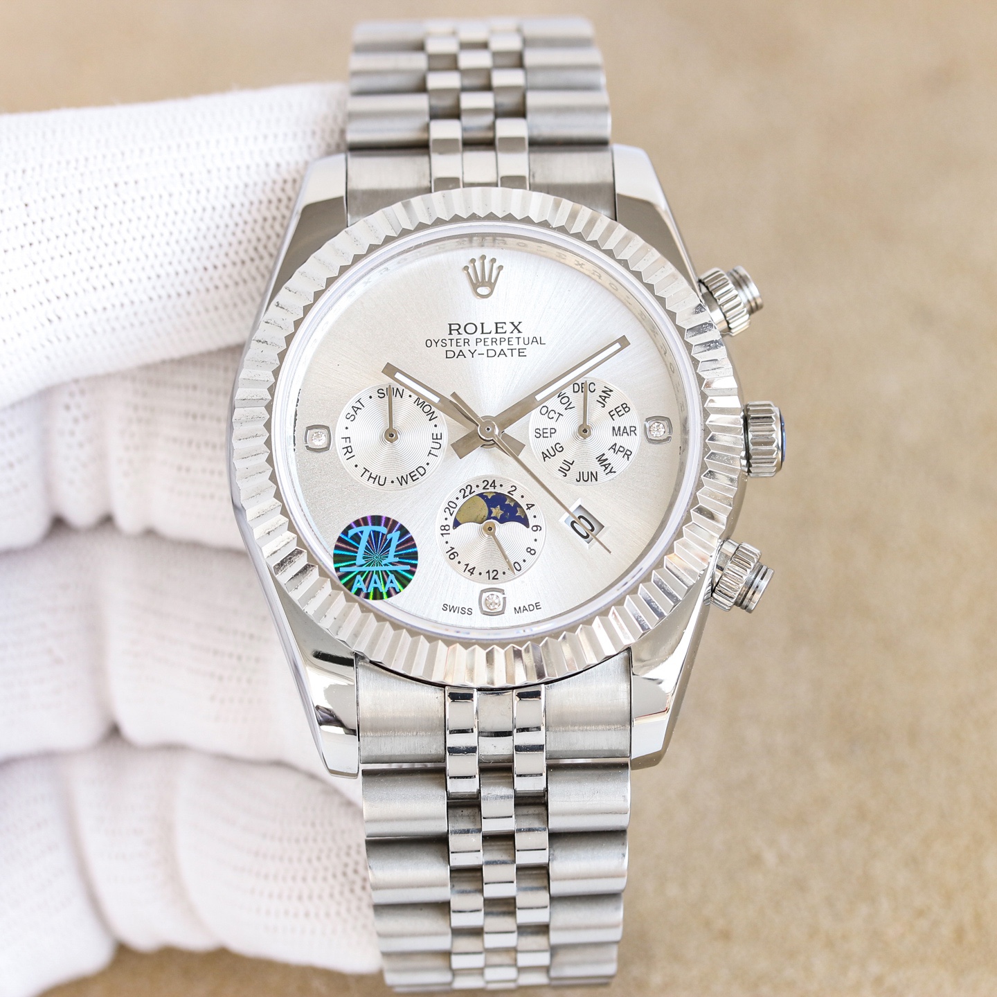 年度新款強力推薦
🔥經典日誌系列-多功能腕表🔥
防表屆最高版本⌚️勞力士⌚️ 複雜系列六針男表[愛心]爆款[愛心] 多功能腕表。
1⃣️搭載原裝進口9100星期月份月相動能功能機芯機械表！
2⃣️錶盤上採用經典獨家高級奢華稜紋 突顯出這款腕表的華貴氣質[呲牙]
3⃣️錶帶採用進口316鋼帶腕表！
4⃣️表鏡採用雙卜藍寶石鏡面！
5⃣️透視底蓋！
6⃣️直徑41毫米，厚度10毫米！
腕表功能匯集星期/月份/日期/月亮/太陽等功能於一身，最佳男士商務腕表真正的標配！為高端腕表的代表之作！
榮譽出品