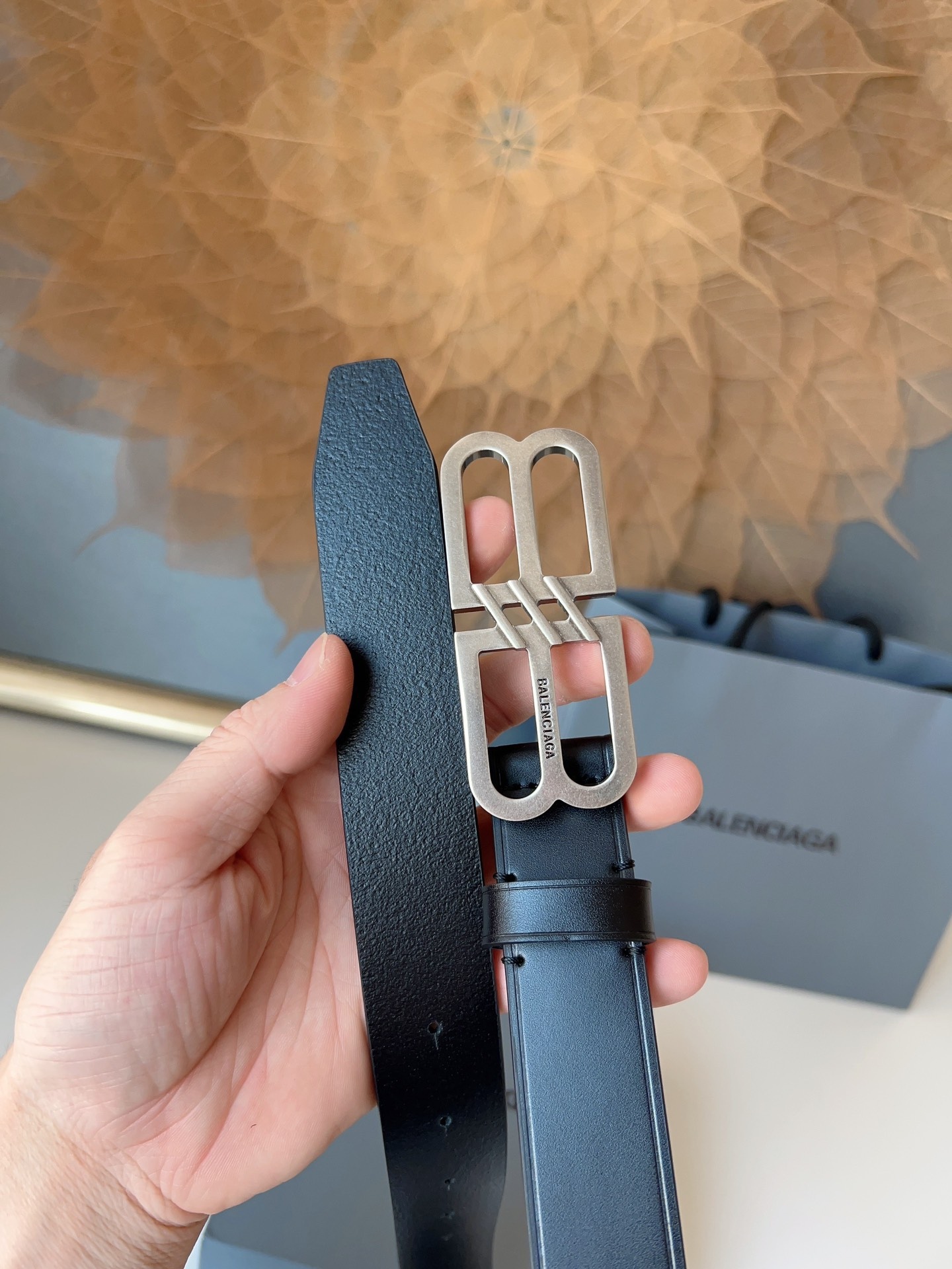 巴黎世家（Balenciaga）寬度3.0cm 是法國的奢侈品牌，作為時尚界最具影響力品牌之一的地位。設計師源於：都市時尚潮流獨特的設計風格，採用進口小牛皮製作；搭配純銅復古五金，使其更具魅力。值得擁有的百搭精品！