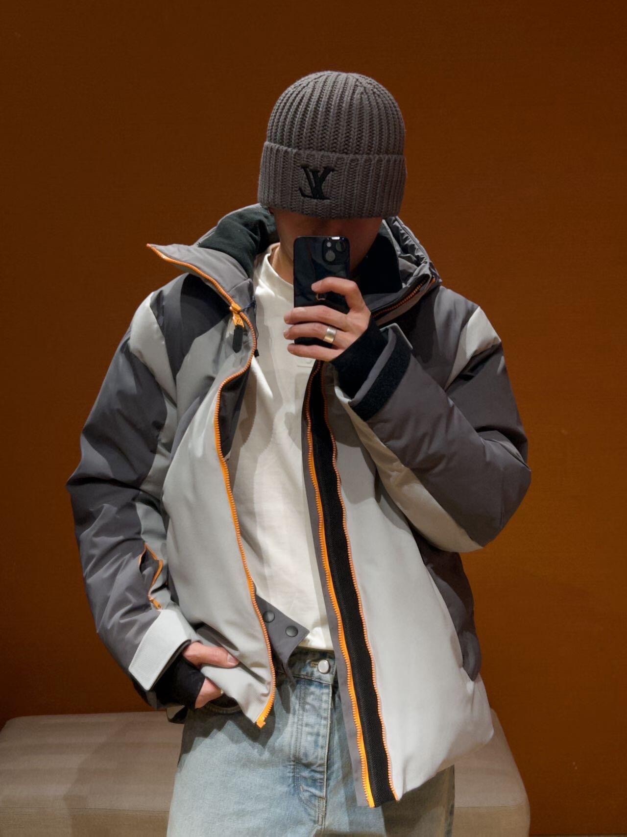 Louis Vuitton/路易威登 25Fw 滑雪系列花卉雙拉鍊連帽羽絨服
定制5合1防絨密織與3合1雙線防絨格紋料，新國標90白鴨絨，充絨飽滿，極致禦寒。 電腦機械充絨，精准計算克重，數字稱重，確保蓬松均勻。進口機刺繡，精密控制，線條流暢細膩。壓花復合，電腦掃描對位，特製膠水固化，粘接牢固。 膠漿印花，三次網板修改，烘烤固色，圖案持久。3D立體絎縫，數控分隔，防止羽絨結塊移位。
A Size:46-52