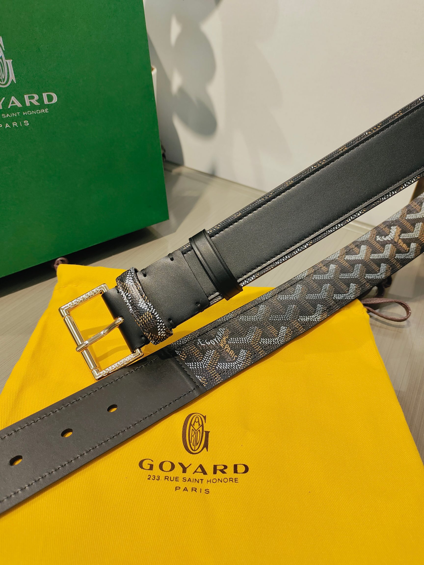 
Goyard(戈雅)腰帶源於法國奢侈品牌，設計風格簡約低調，腰帶身有標誌性帆布搭配進口頭層牛皮，腰帶扣採用簡約精品鋼扣，延續品牌的低調奢華，帶身寬度3.8CM，適用商務休閒日常佩戴。
