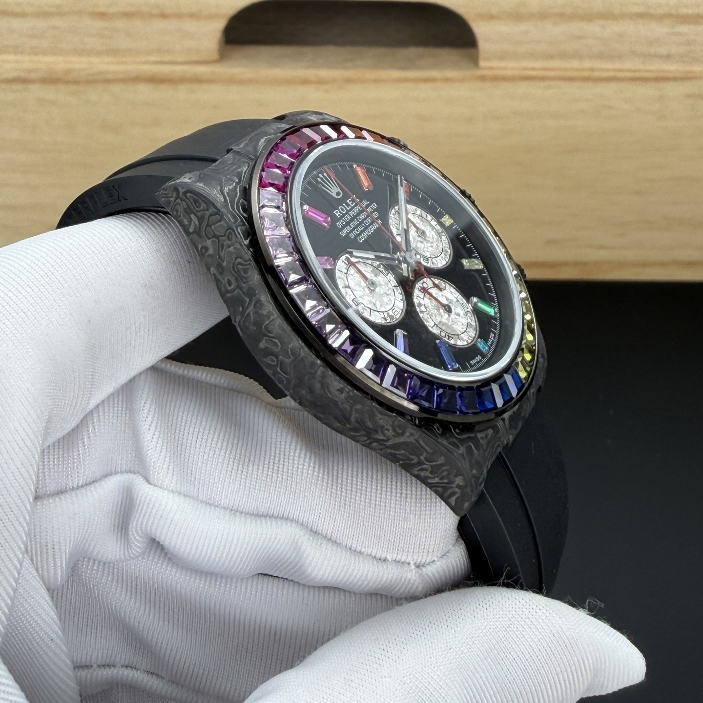 BLAKEN 頂配升級｜彩虹鑽·鉑金眼睛 4代迪通拿
BLAKEN Top Custom • Rainbow Diamond • Platinum Eye
Rolex Daytona 4th Gen 🔥
40mm 全碳纖維高端款｜實拍質感拉滿
Full Carbon Fiber • 40mm High-End Quality
✅ 72H Long Power Reserve
搭載4130一體機芯，72小時長續航，穩定耐用
✅ 魔術貼便攜式錶帶，佩戴方便快捷
Velcro portable strap