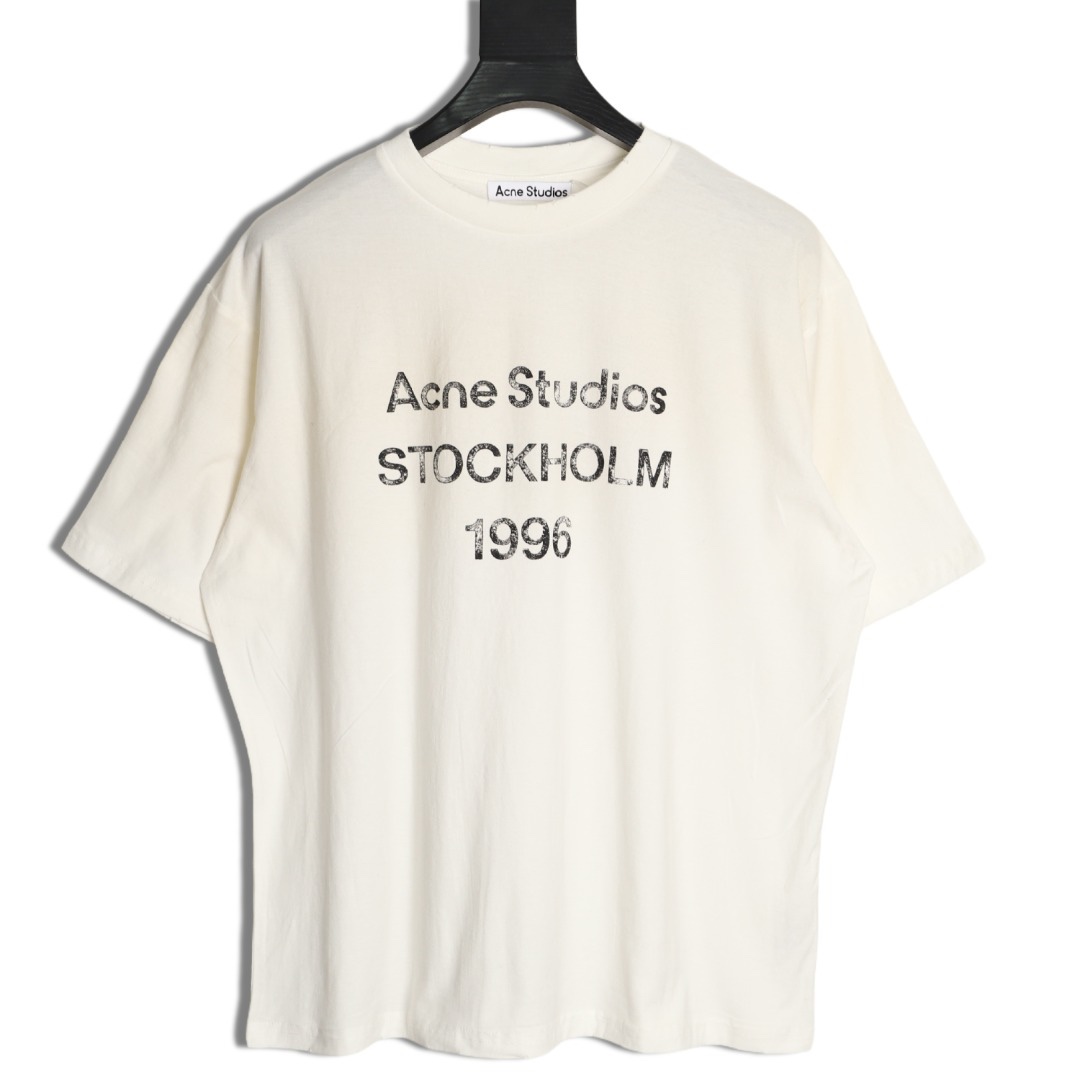 🔝Acne Studios 26SS 1996字母印花短袖T恤
面料是定制定染的32支220g原版雙紗棉，胚布經過高盂環保染色，裁大貨前還要進行高溫環縮水，降低縮水率的同時使得手感更柔軟舒適，印花方面必須五層膠漿，第一遍必須為進口打底漿，填平布料上極為細小的線洞，再由高溫床烤乾再劇頗色，採用油墨因熱平網印花，一共刷五層，每一層間隔為時間為30分鐘，才能保證出來的成品保持原版的質感，全套開發輔料
尺碼：S-XL