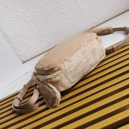 【 原單】🎉最新款迷你手袋🎉1BH208羊毛🎉🎉這款迷你手袋結構挺括，風格百搭，搭配柔軟的羊毛皮，彰顯冬日魅力。皮革細節與雙向拉鍊開合和金屬五金配件錦上添花，飾有塗琺瑯三角形金屬徽標。內配進口小羊皮，上身效果非常酷/時尚，冬天必備爆款🎉寶寶們，趕緊入手吧
尺寸：長19.5x高13x底6cm