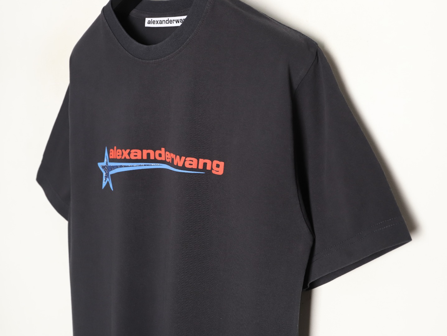 🔝Alexander Wang 亞歷山大王 26SS 燙鑽流星印花短袖T恤
獨家對版定織定染高品質精梳棉棉紗 面料手感柔軟舒適，與原版面料相同！水洗去毛，正品版型，做到了真正的"oversize“版型
尺碼：S-XL