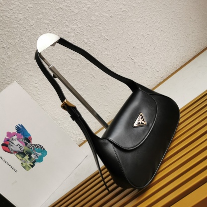 【 原單】P家🌹新款🎉Moon手袋液下包🎉1BD358到貨啦🎉🎉這款簡約Moon液下包為牛皮綻現摩登百搭的魅力。弧形包身設計，肩帶可調長短，磁扣開合翻蓋，便於隨心轉換造型。內配進口小羊皮，設有內袋，金屬配件更添亮麗格調，上身效果非常酷/時尚，又是一款永欠不過時爆款🎉寶寶們，趕緊入手吧🎉 尺寸：長25x高15x底5.5cm🎉🎉🎉🍊！