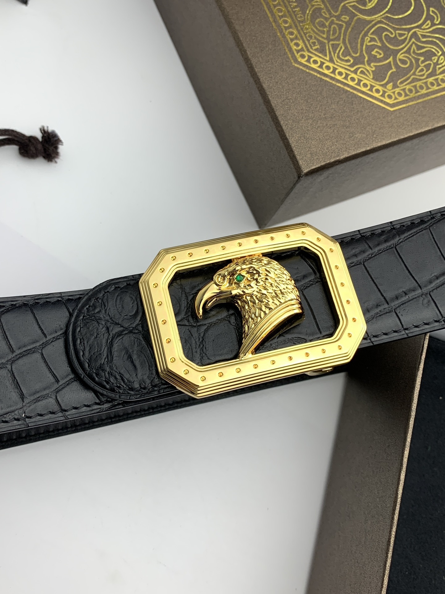 【史蒂芬】原版鰐魚紋牛皮腰帶，搭配新款不鏽鋼鷹頭扣，寬度3.8cm，雙面可用，無夾層，長度不可調節，需要選擇合適的尺碼。具有獨特吸引力！