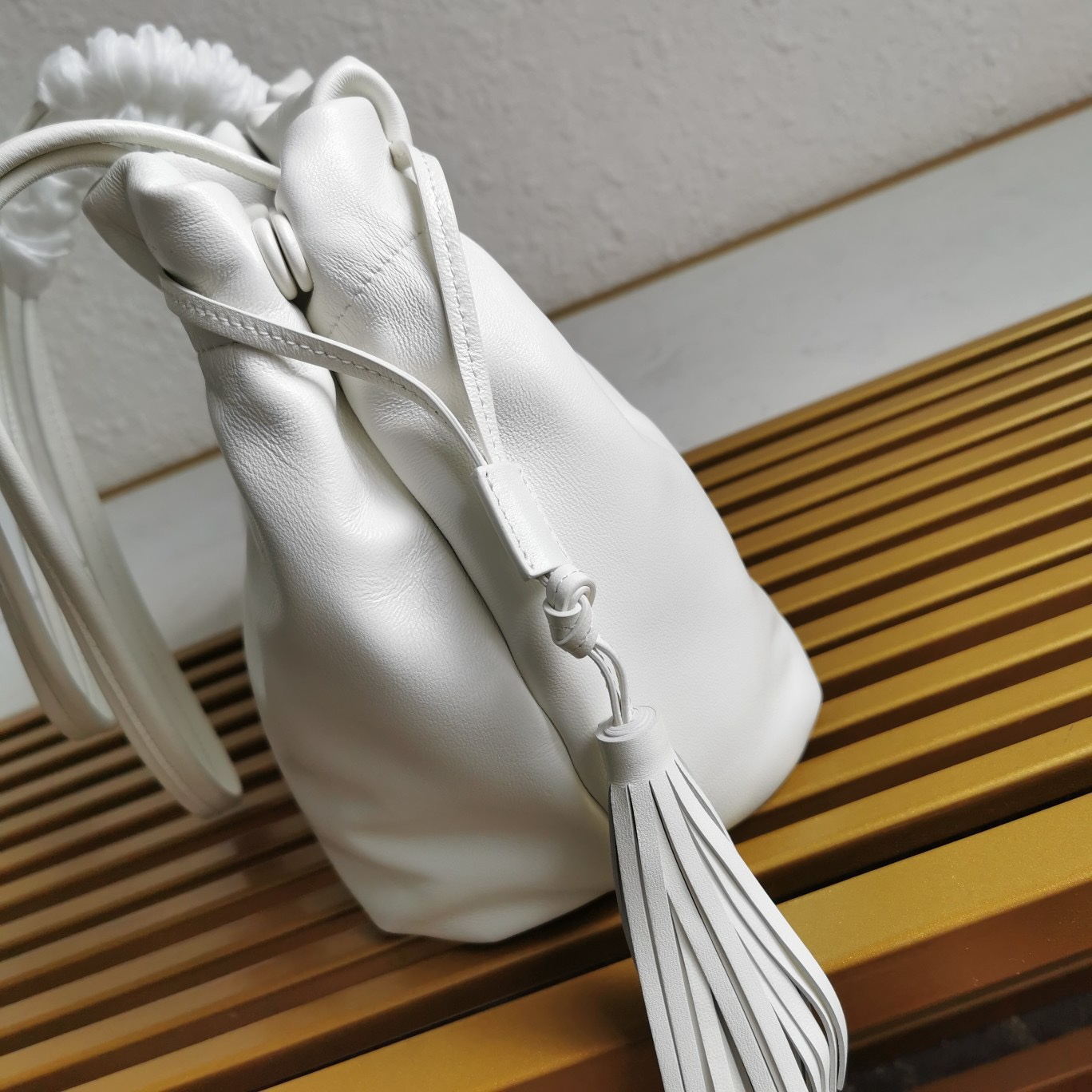 【 原單】P家🌹🎉新款福袋包🎉1BG541小羊皮🎉🎉這款福袋包採用進口小羊皮，袋口為抽繩加兩邊流梳設計，顯得整個包格外時尚又輕便又休閒，袋口為磁扣開合，內配有拉鍊和口袋，上身效果非常漂亮，女士們，趕緊入手吧，又是一款永久了過時爆款🎉🎉尺寸：長24x高25x底11cm🎉