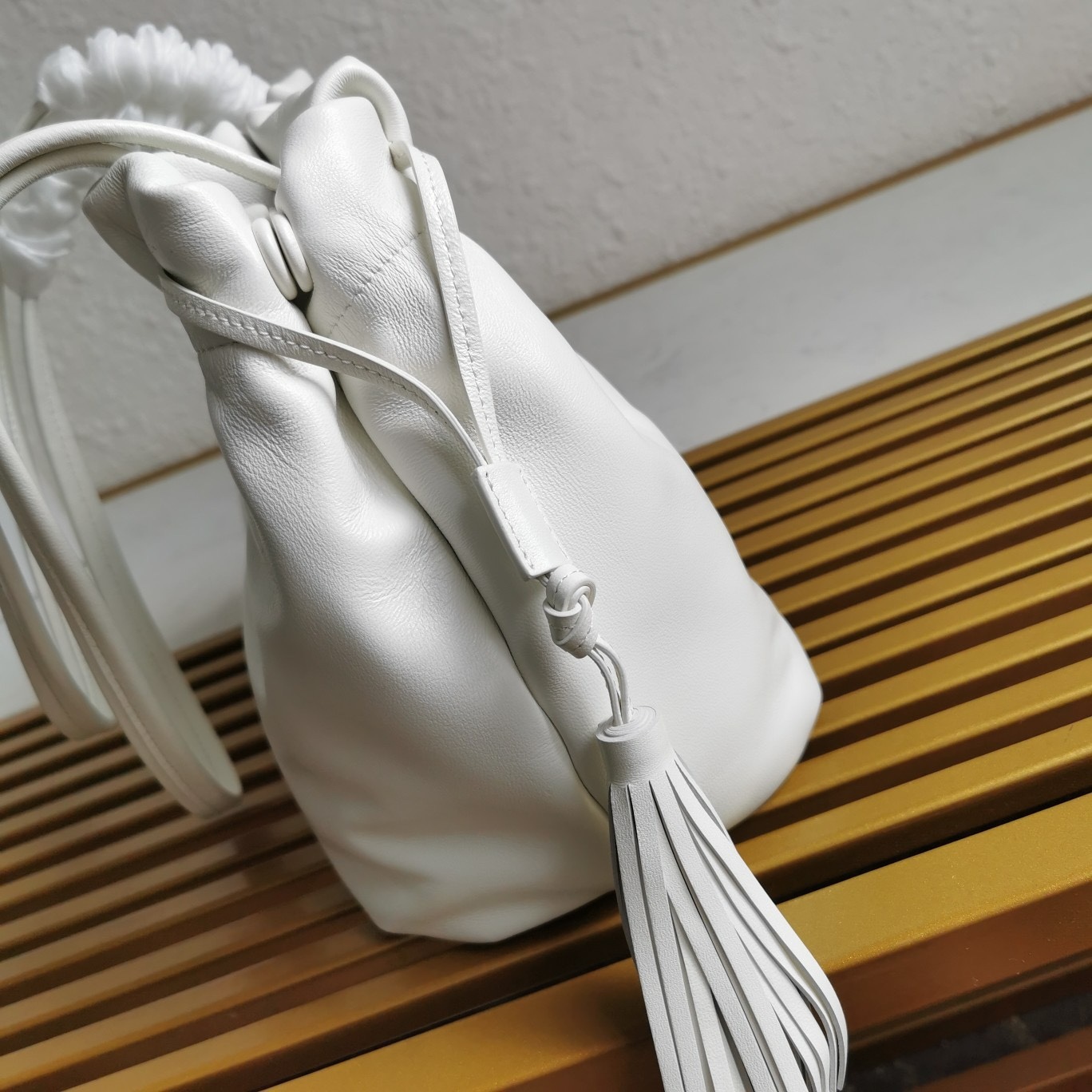 【 原單】P家🌹🎉新款福袋包🎉1BG541小羊皮🎉🎉這款福袋包採用進口小羊皮，袋口為抽繩加兩邊流梳設計，顯得整個包格外時尚又輕便又休閒，袋口為磁扣開合，內配有拉鍊和口袋，上身效果非常漂亮，女士們，趕緊入手吧，又是一款永久了過時爆款🎉🎉尺寸：長24x高25x底11cm🎉