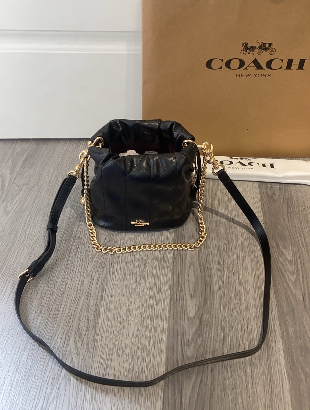 新品 CDB69迷你Faye雲朵包太精緻了 新款迷你Faye雲朵包太精緻太可愛了黑色小羊皮絎縫設計妥妥的風搭配這個冬天不失美麗 
尺寸16-17-13