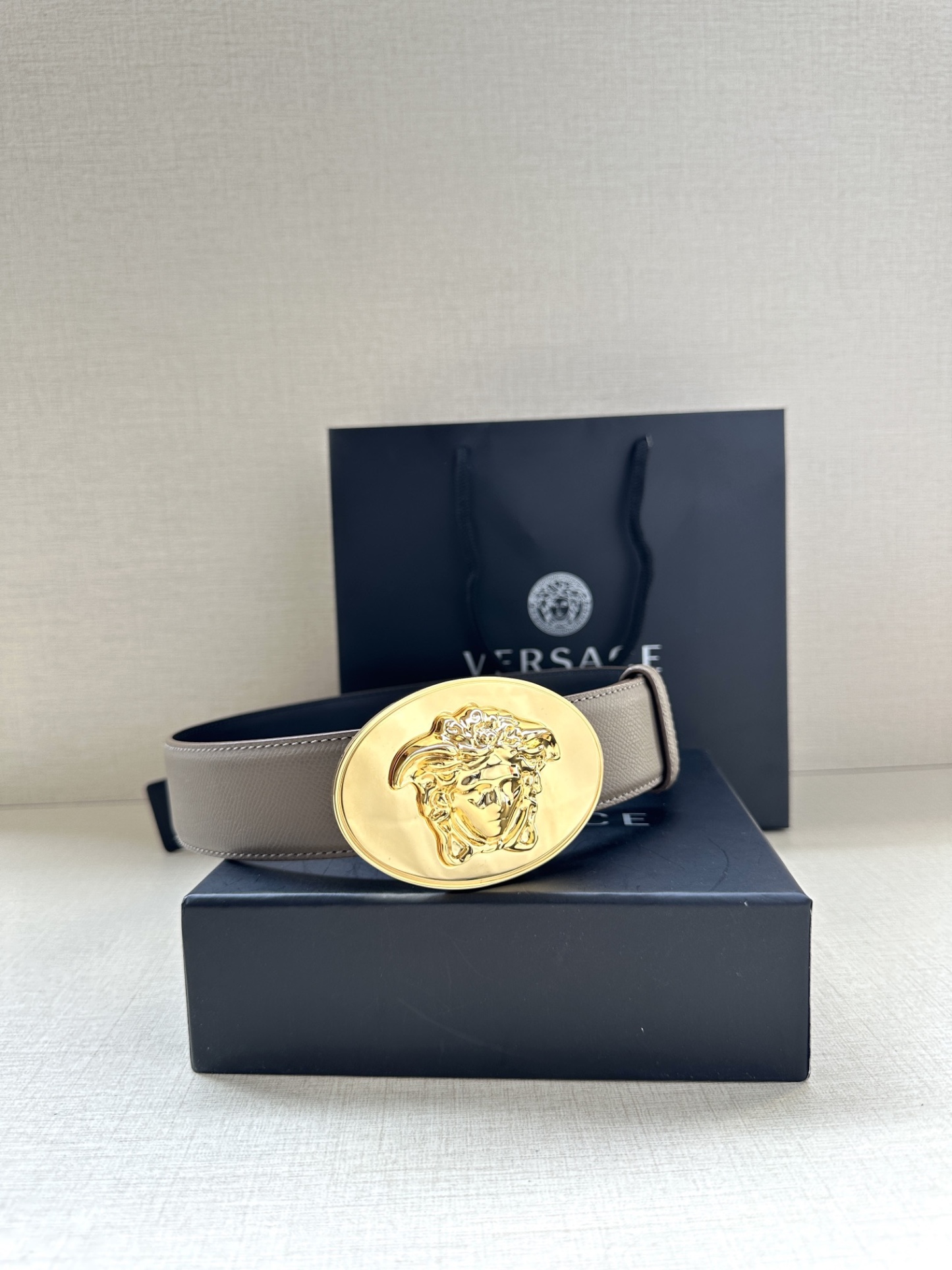 寬度：4.0cm （範思哲） 此款橢圓五金配件、腰帶飾有標誌性的Versace美杜莎頭像扣，彰顯品牌格調。是一款精美的衣櫥必備單品。