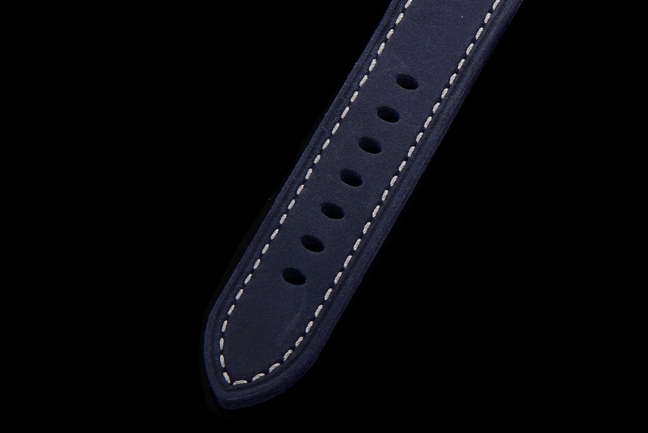 SB限量發行：沛納海潛行系列PAM01074腕表，青銅表殼搭配藍色意大利進口小牛皮錶帶，啞光藍色錶盤，棒狀及圓點時標以米色Super-LumiNova™夜光塗層塗覆，綠色夜光顯示，搭載P.900型自動機械機芯，42毫米。