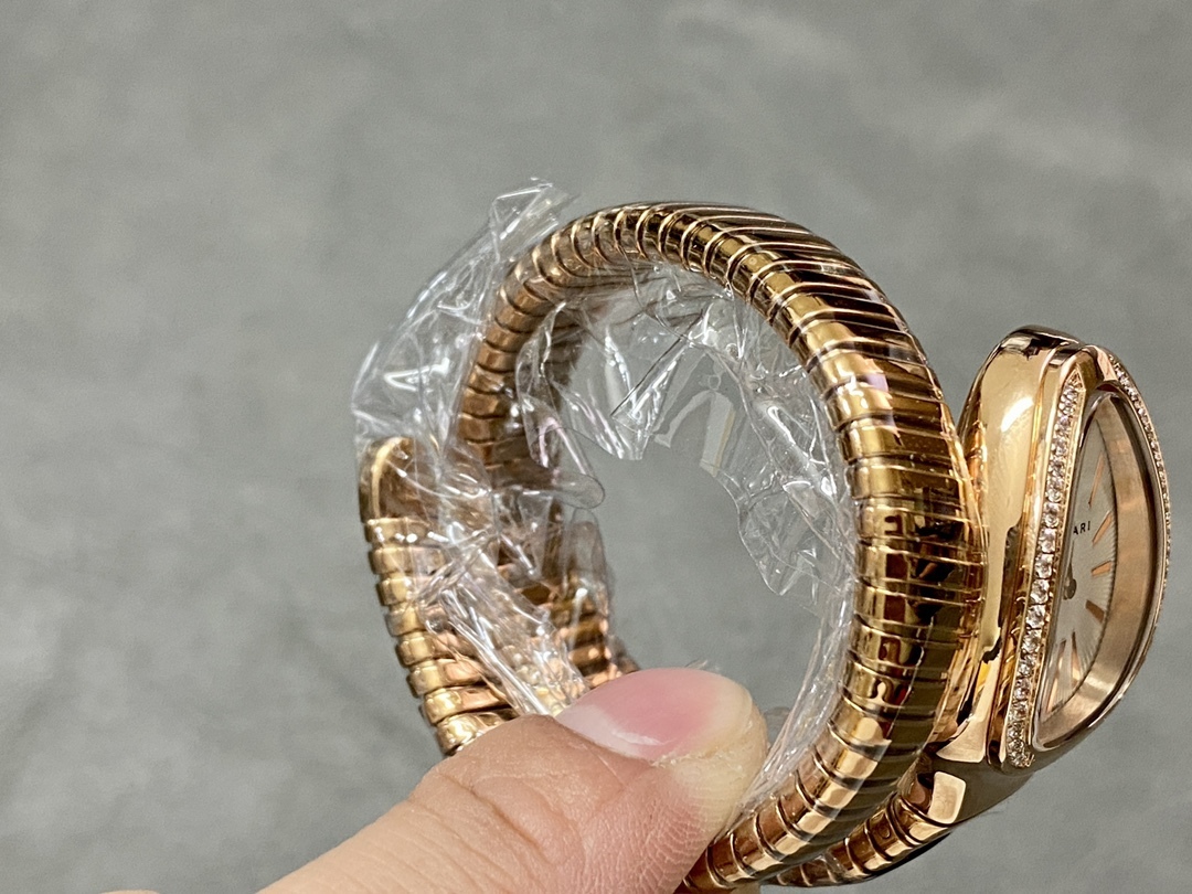 BV出品 市面最高版本，完美復刻 寶格麗 蛇形經典，35mm精緻細膩的做工達到與正品互換的水平[色]白富美專屬🔥蛇形手錶絕對是寶格麗的獨創產品，屬於寶格麗SERPENTI系列。這種手鐲與鐘錶的結合品，自二十世紀四十年代誕生以來便是性格最鮮明的品牌象徵。有不少朋友都看過1962年拍攝的老版《埃及艷後》吧?演員伊麗莎白·泰勒所佩戴的就是一款定制的蛇形腕表。時至今日，這種精巧獨特的設計依然得到精緻女性的青睞！

