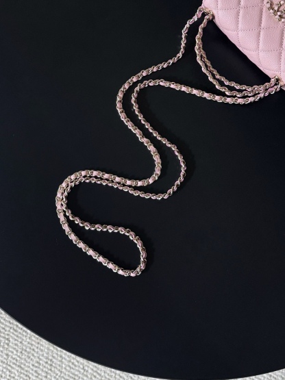 Chanel 25S 新款本季 最火的小球牛皮Kelly 手柄包
這顆絕對是黑馬
第一眼看到就深深愛上💕
顏值不必說 直接閉眼入不會錯
很好打理 也是百搭型
實現了單背斜挎腋下背手拎的效果📷
簡直就是福音〰️
很精緻 值得珍藏🔝

五金：全鋼18K淺金
皮料：獨家Haas小牛皮
尺寸：𝟏𝟒.𝟓*𝟏𝟏.𝟓*𝟓.𝟓 𝚌𝚖
型號：AS3237