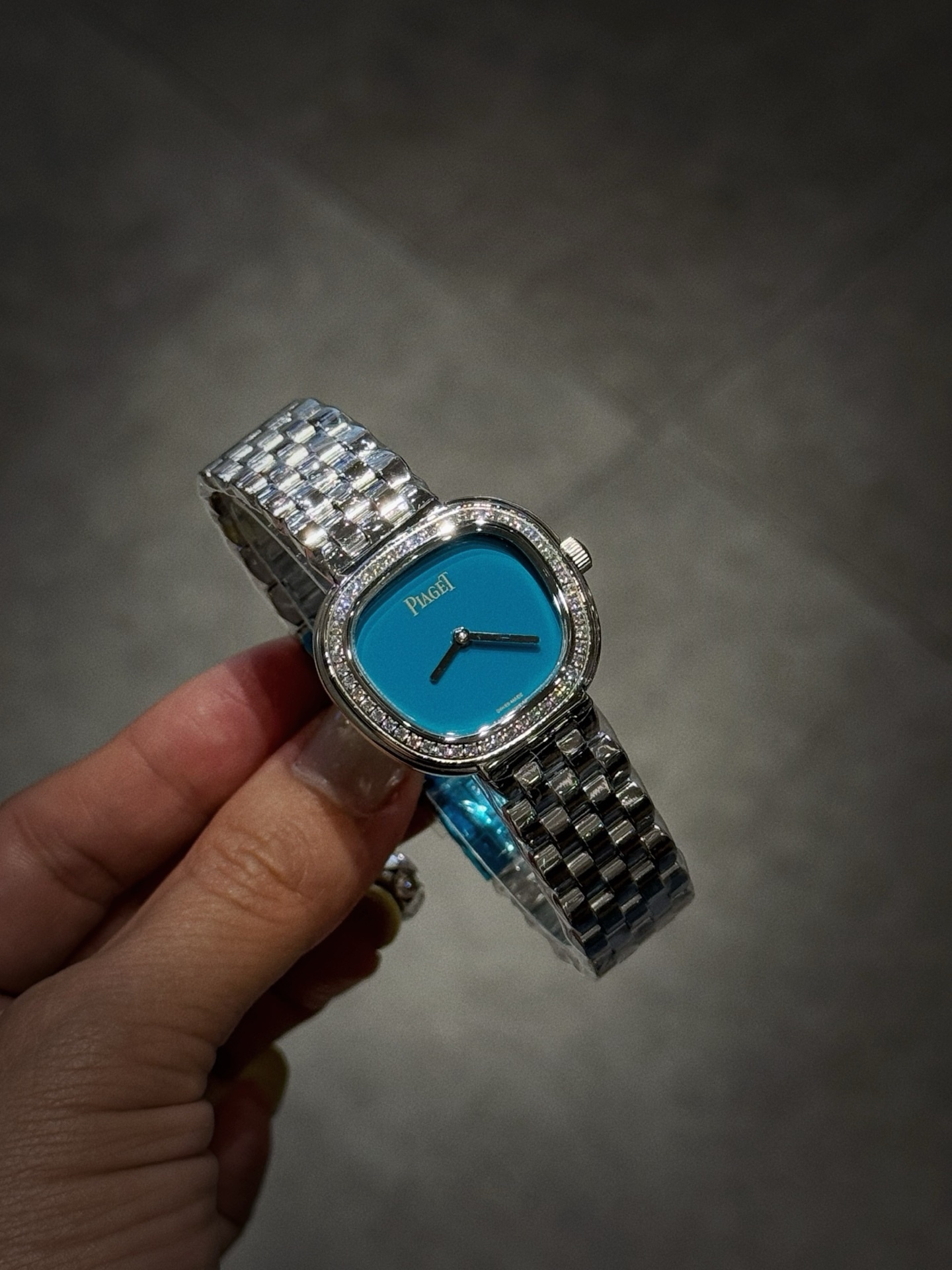 A8 factory•伯爵全新腕表 ﻿ #PiagetSixtie鎏金悅影系列 ﻿ 在瑞士鐘錶展「鐘錶與奇跡」閃亮登場！這款腕表游走於非凡制表工藝與黃金工藝之間，簡直是時尚與藝術的完美結合。Sixtie腕表採用獨特的梯形設計，重新詮釋1960年代末大膽華麗的風格，展現出獨特的魅力與優雅。
✨Sixtie系列腕表
✨直徑29毫米,
✨CNC數控雕刻精鋼梯形表殼
✨專櫃同步超薄厚度僅僅7mm
✨銀色太陽緞面打磨錶盤
✨316L精鋼錶鏈,搭載伯爵進口石英機芯  
認准A8出品！必屬精品！大廠品質！歡迎轉載！