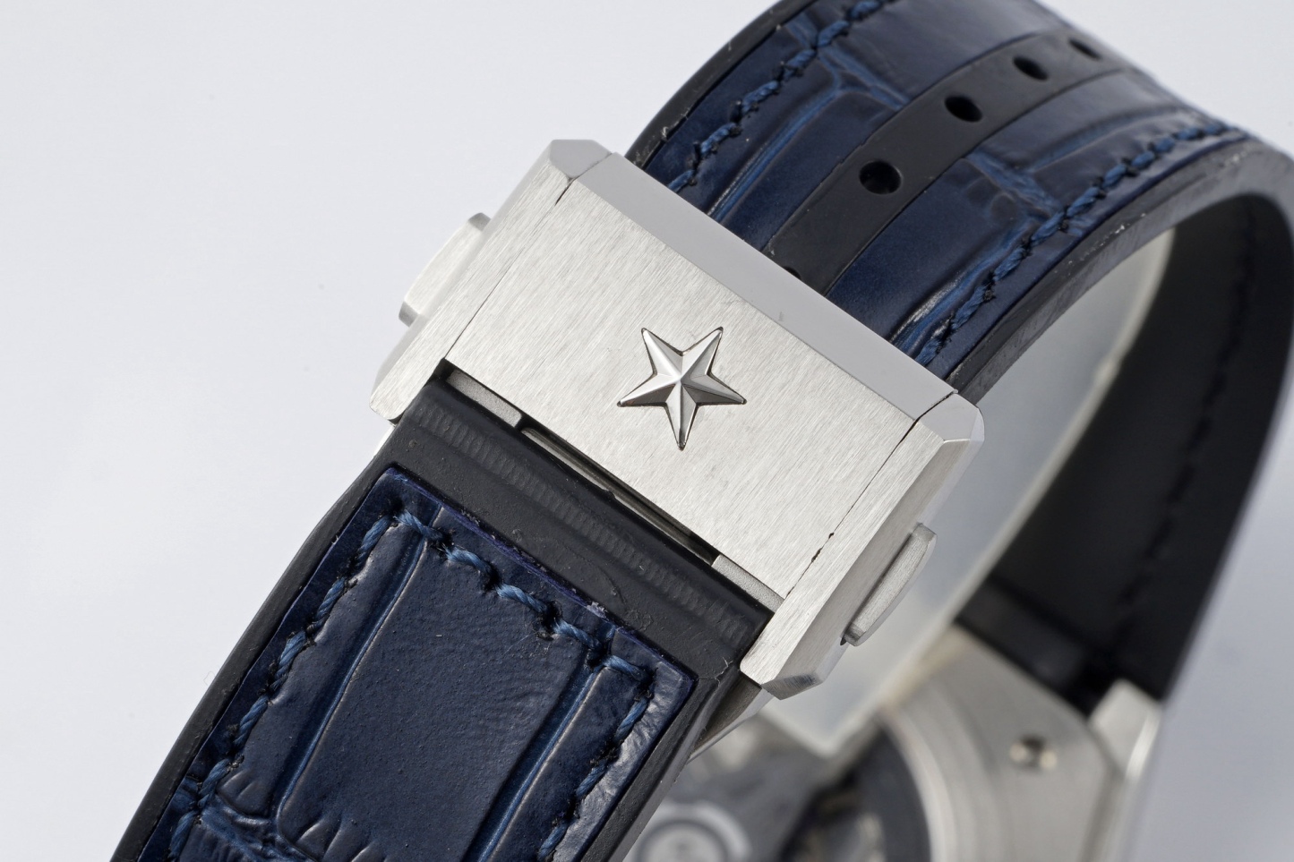 LF真力時DEFY系列全新升級版，殼身 頭粒 機芯 表扣等均做了升級調整。一款根據路虎標誌性花輪轂設計而成的高顏值鏤空腕表。

原裝開模鑄造，極致還原表殼的每一處細節打磨倒角，盡顯原裝菱角分明、堅毅果敢的陽剛氣質。完美的41mm表經，適配大眾男性手寸，正裝休閒兩不誤。根據汽車輪轂設計而成的五角星錶盤，未來概念感十足。同步官網新款五角星折疊扣，搭載定製版Cal.670sk全自動機械機芯，鏤空日曆的大小與位置、機芯夾板、齒輪、五角星陀皆按原版機芯數據拆解鍛造而成。

LF臻品 陳奕迅Eason同款，時尚前衛、