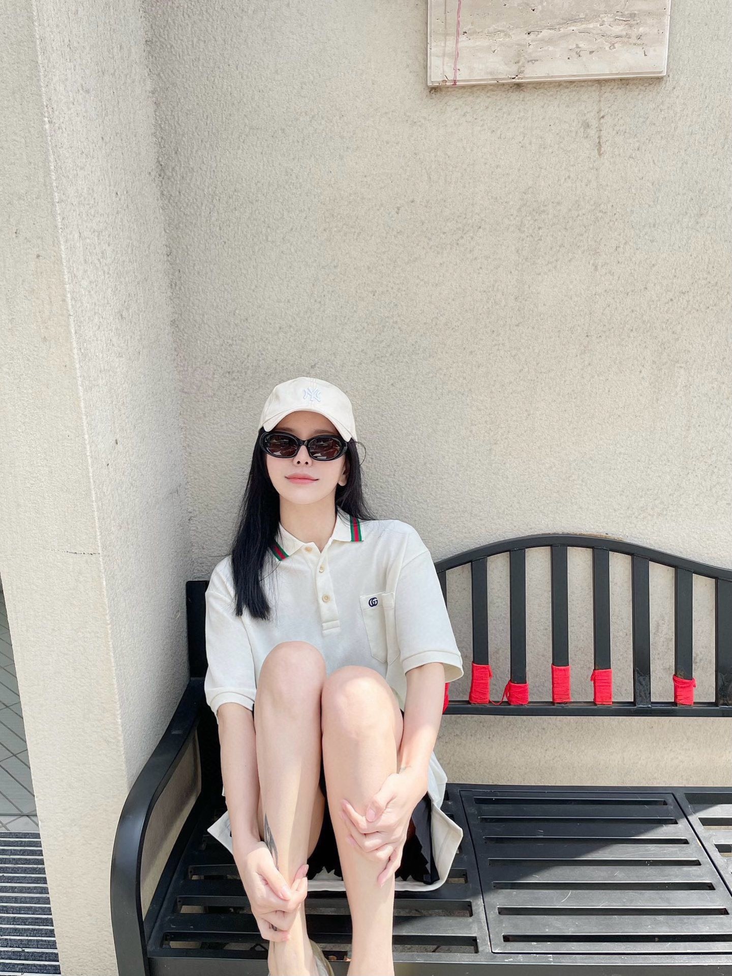 Gucci/古馳 24ss 胸口雙G刺繡Polo短袖
原品購入，採用60支雙股250克重棉氨混紡雙面珠地面料，條紋相間拼色衣領定為雙系統提花定織扁機製成。GG互扣刺繡圖案採用進口田島機器，榻榻米刺繡搭配挨針繡工藝，刺繡非常的飽滿，精細針法綿密，以榻榻米刺繡工藝打底，挨針繡描廓邊緣及字母繡花，層次清晰豐富立體。前胸無明線無散口雙層面筒，袖口縫盤螺紋同為扁機織造，採用TAJIMA進口機台加工，人工手縫領標開背領標帶防偽芯片，紐扣開模天然塔羅貝炭黑刻字牛角扣，三標輔料同步定 制。經典翻領設計