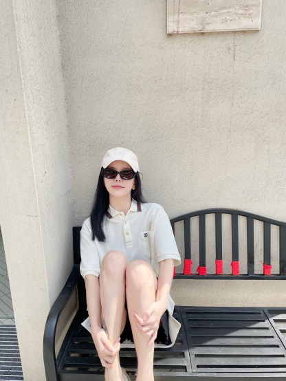 Gucci/古馳 24ss 胸口雙G刺繡Polo短袖
原品購入，採用60支雙股250克重棉氨混紡雙面珠地面料，條紋相間拼色衣領定為雙系統提花定織扁機製成。GG互扣刺繡圖案採用進口田島機器，榻榻米刺繡搭配挨針繡工藝，刺繡非常的飽滿，精細針法綿密，以榻榻米刺繡工藝打底，挨針繡描廓邊緣及字母繡花，層次清晰豐富立體。前胸無明線無散口雙層面筒，袖口縫盤螺紋同為扁機織造，採用TAJIMA進口機台加工，人工手縫領標開背領標帶防偽芯片，紐扣開模天然塔羅貝炭黑刻字牛角扣，三標輔料同步定 制。經典翻領設計