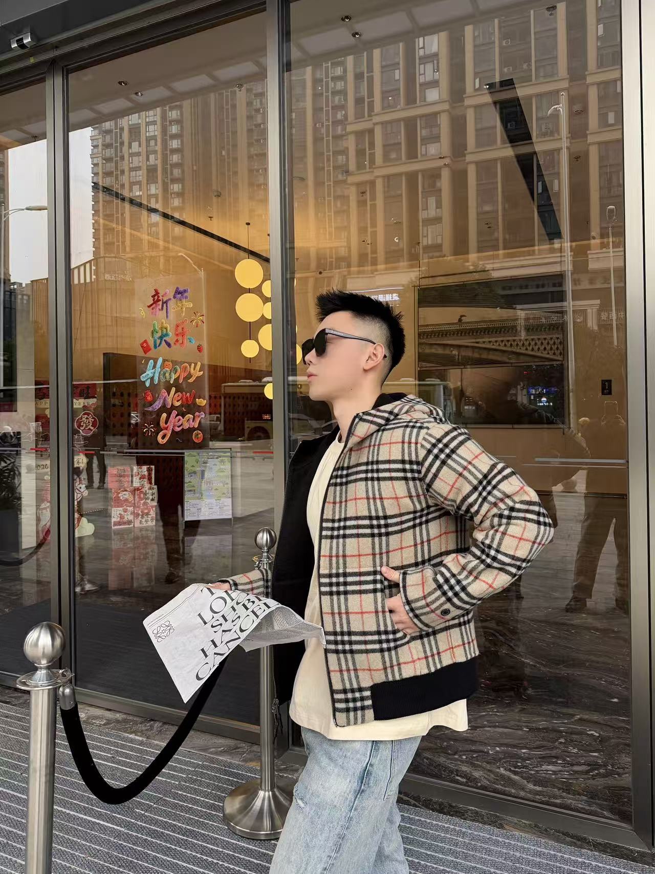 🔝BURBERRY巴寶莉BBR 雙面穿羊毛連帽外套
精選雙面羊毛斜紋面料，通過獨特的拉絨工藝處理，使表層呈現細膩豐盈的絨毛質感，觸感如雲朵般柔軟親膚，同時保留羊毛天然的保暖性與透氣性。一面以沈穩黑色演繹低調奢華，另一面則鋪滿標誌性的紅、黑、駝三色交織的經典圖案，既是品牌視覺符號，也為穿搭注入復古氣息。雙面可穿的設計，讓一件外套擁有兩種風格。
選用優質羊絨纖維進行精細紡紗，確保紗線的均勻性和強度。然後，通過先進的織造技術將紗線織成具有雙面效果的毛呢面料。
面料在裁剪前會經過預縮處理