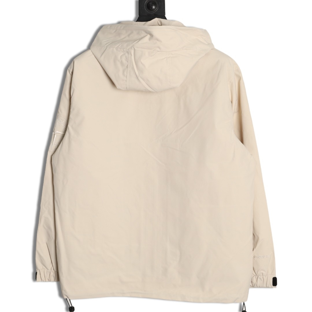 Stone Island/石頭島 24ss 手臂刺繡羅盤衝鋒衣外套
石頭島春季最熱單品 超級吸睛的一款衝鋒衣外套 一眼就能愛上 採用梭織防風防水面料 手感細膩順滑 寬松連帽的版型  水洗標一應俱全 細節滿滿的一款衝鋒衣 大廠代工 品質可靠 

-略帶復古感的機能衝鋒衣 城市徒步 戶外穿行都很出挑 男女都可以駕馭的一款潮流單品 
Color：黑色
A Size：S-XXL