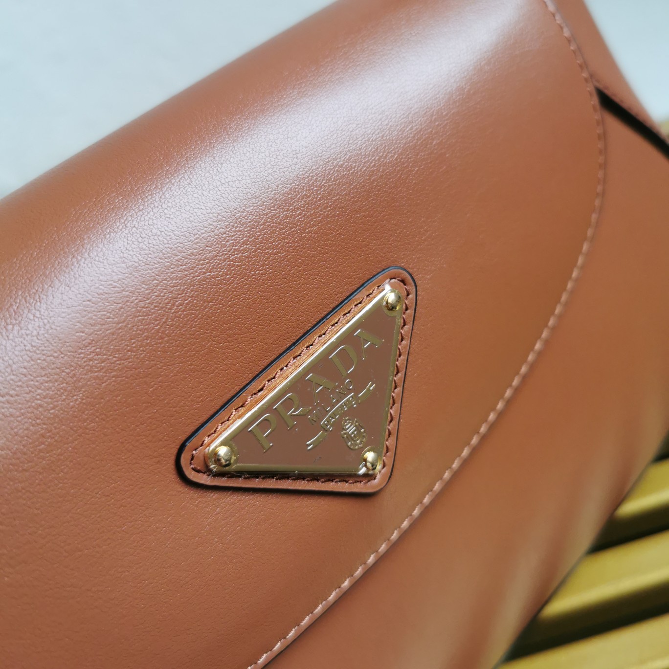 【 原單】P家🌹新款🎉Moon手袋液下包🎉1BD358到貨啦🎉🎉這款簡約Moon液下包為牛皮綻現摩登百搭的魅力。弧形包身設計，肩帶可調長短，磁扣開合翻蓋，便於隨心轉換造型。內配進口小羊皮，設有內袋，金屬配件更添亮麗格調，上身效果非常酷/時尚，又是一款永欠不過時爆款🎉寶寶們，趕緊入手吧🎉 尺寸：長25x高15x底5.5cm🎉🎉🎉🍊！