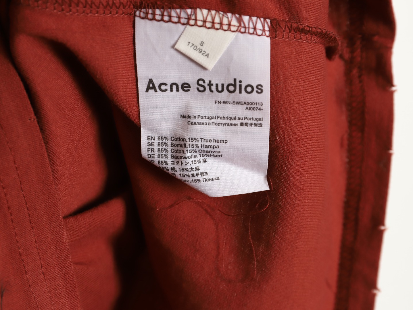🔝Acne Studios 26SS 1996字母印花短袖T恤
面料是定制定染的32支220g原版双纱棉，胚布经过高盂环保染色，裁大货前还要进行高温环缩水，降低缩水率的同时使得手感更柔软舒适，印花方面必须五层胶浆，第一遍必须为进口打底浆，填平布料上极为细小的线洞，再由高温床烤干再剧颇色，采用油墨因热平网印花，一共刷五层，每一层间隔为时间为30分钟，才能保证出来的成品保持原版的质感，全套开发辅料
尺码：S-XL