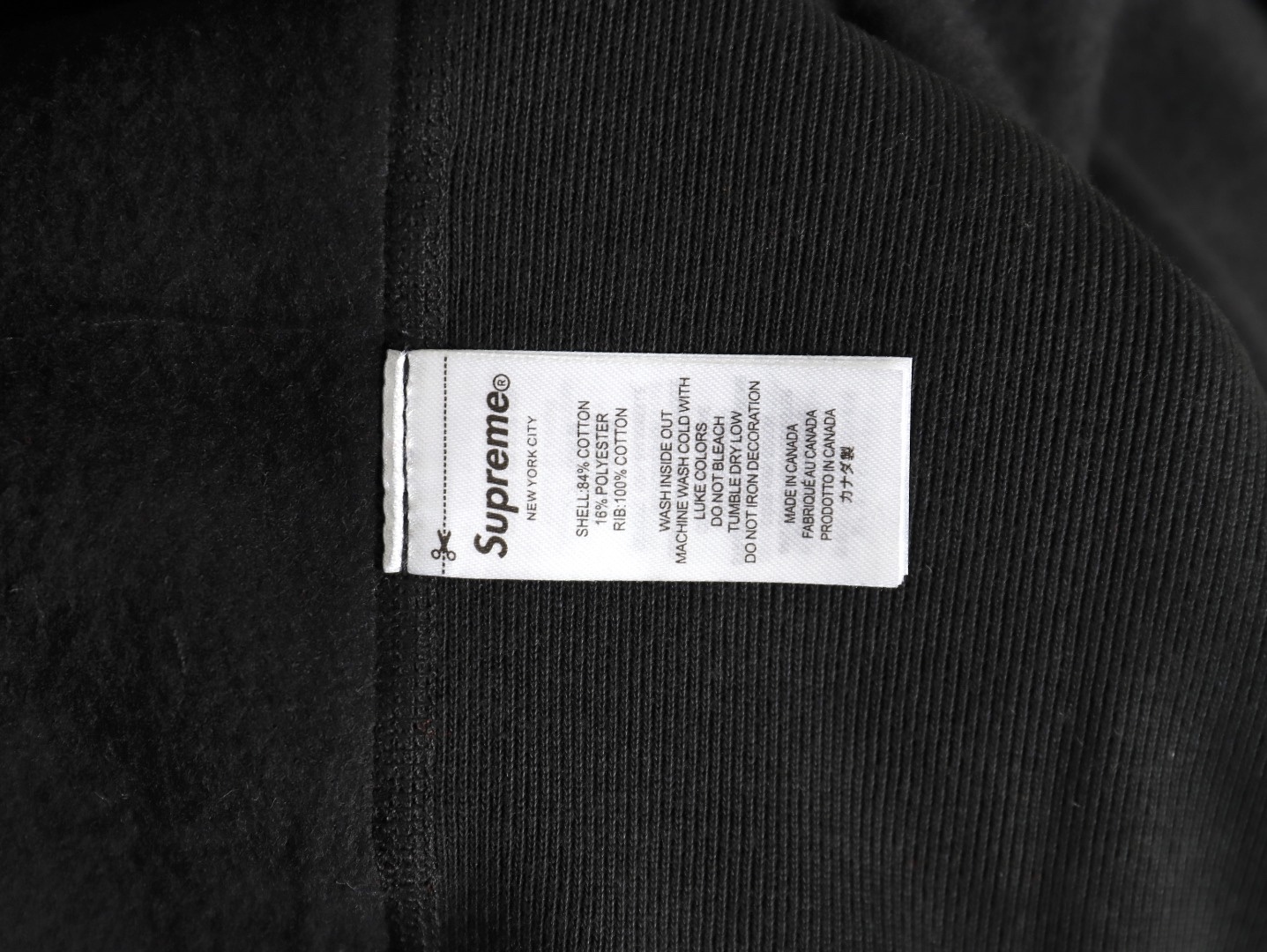 Supreme FW24 WEEK17 Box Logo Hooded Sweatshirt 胸前徽標刺繡logo口袋連帽衛衣帽衫
面料460克 高克重 面布質感強 韌性好 衣服收針處都有打套結（起到加固 久穿不變形 市面普通版本是沒有的哦） 歡迎對比 品質保證
F 尺碼：S M L XL