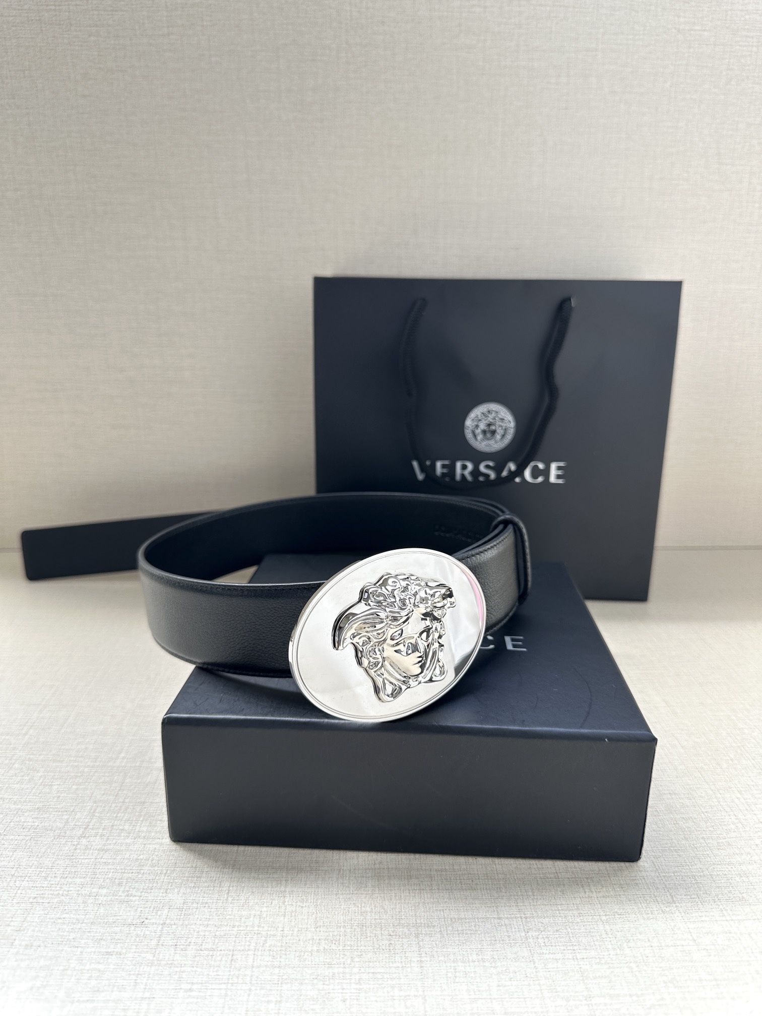 寬度：4.0cm （範思哲） 此款橢圓五金配件、腰帶飾有標誌性的Versace美杜莎頭像扣，彰顯品牌格調。是一款精美的衣櫥必備單品。