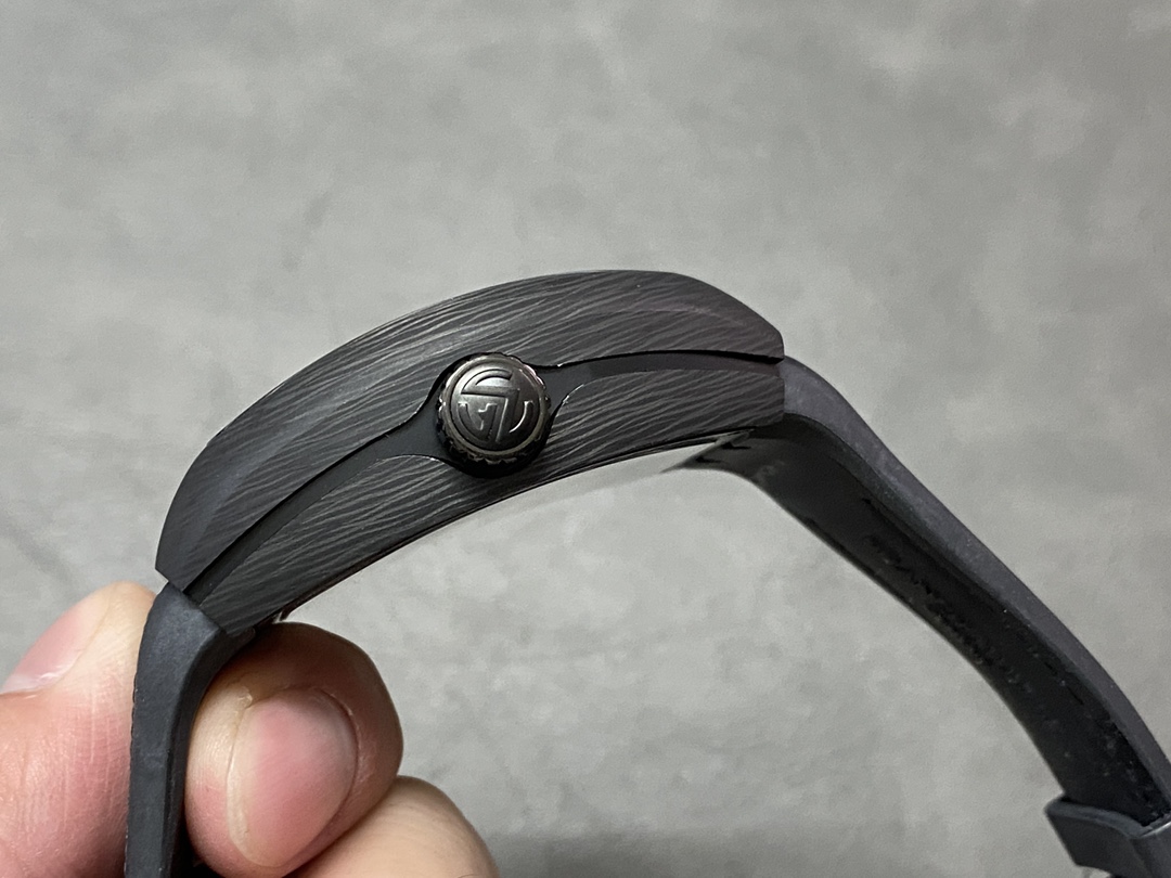 法蘭克穆勒 法穆蘭 Frank Muller 先鋒系列 一體陀飛輪 1.重金定制的真陀飛輪機芯。該陀飛輪的成功誕生突破瑞士制表技術封鎖。裸眼便能清楚觀賞陀飛輪運作的美感！極具視覺觀賞性之余，再度挑戰制表工藝極限。鏤空表橋經精心設計以突出腕表的結構，令人一見傾心。陀飛輪的上表橋部分飾有品牌的縮寫字母。2.經過精密加工的“三明治”弧形表殼！經過A級打磨，拉絲。3.鏡面由一整塊35.6mm×40.6mm橋形藍寶石玻璃。4.錶帶由橡膠膠底，上層貼意大利牛皮。佩戴舒適度極好。5.表扣使用和原裝一樣折疊扣