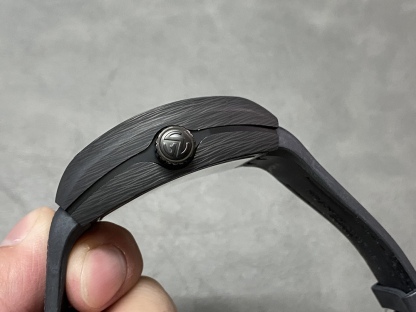 法蘭克穆勒 法穆蘭 Frank Muller 先鋒系列 一體陀飛輪 1.重金定制的真陀飛輪機芯。該陀飛輪的成功誕生突破瑞士制表技術封鎖。裸眼便能清楚觀賞陀飛輪運作的美感！極具視覺觀賞性之余，再度挑戰制表工藝極限。鏤空表橋經精心設計以突出腕表的結構，令人一見傾心。陀飛輪的上表橋部分飾有品牌的縮寫字母。2.經過精密加工的“三明治”弧形表殼！經過A級打磨，拉絲。3.鏡面由一整塊35.6mm×40.6mm橋形藍寶石玻璃。4.錶帶由橡膠膠底，上層貼意大利牛皮。佩戴舒適度極好。5.表扣使用和原裝一樣折疊扣