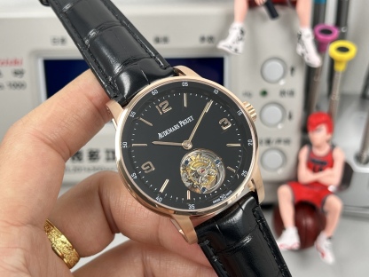 
新款愛彼真陀飛輪CODE11.59系列26396男士腕表！完美與個性的體驗！
1⃣️直徑42MM！表面玻璃採用水晶藍寶石玻璃。
2⃣️搭載Cal.2950全自動陀飛輪機芯，動力儲存60小時！
3⃣️錶帶採用進口意大利小牛皮以及帆布皮帶可選！
3⃣️表殼採用316L精鋼材質，整殼CNC高精准處理，密度與原裝吻合！          
4⃣️表面採用砂金石琺瑯錶盤
整體按照原裝顏色完美呈現！
5⃣️殼套分圈口.殼.底蓋三件套，整體角度完美體現拉絲工藝，品質與美的融合！