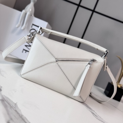 L⊚℮w℮🌟新款🆕小號經典牛皮革Fringe Puzzle手袋
Puzzle 以別具一格的幾何線條勾勒長方體造型*此小號版本採用經典牛皮革製成，搭配手工打結流蘇裝飾。手袋為新春系列作品。小號Puzzle可以容納例如一隻大號錢包，所有尺寸的手機和太陽鏡，肩背或斜挎*手拿或頂部提手攜帶*肩帶可調節，可拆卸*一個內部插袋和一個外部後方拉鍊口袋*拉鍊開合帶牛皮革拉鍊頭*人字紋棉質帆布襯里Anagram 壓紋🌟
size:24*10.5*16CM
型號：062611（配全套包裝）