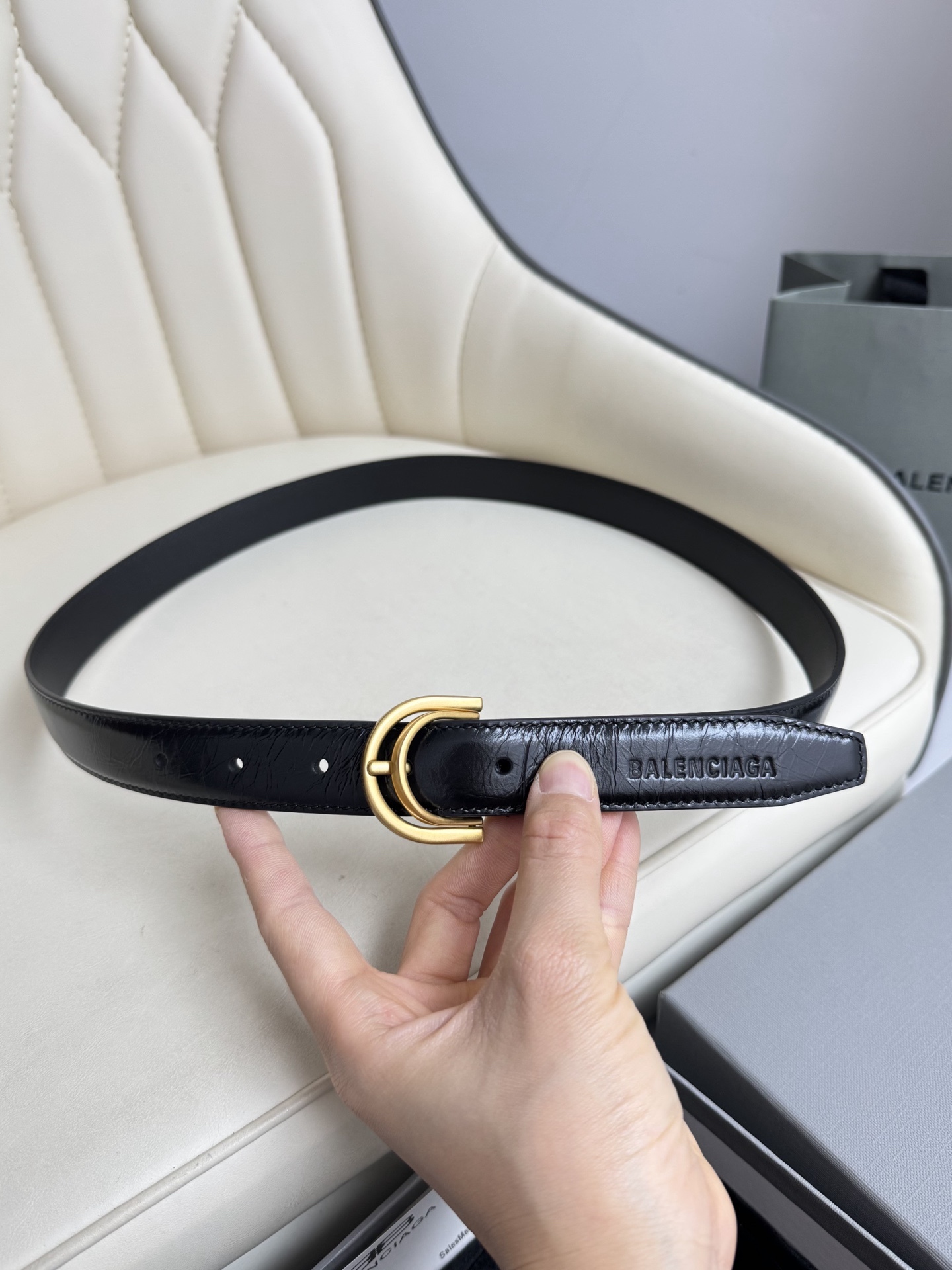 巴黎世家（Balenciaga）寬度2.5cm 是法國的奢侈品牌，作為時尚界最具影響力品牌之一的地位。設計師源於：都市時尚潮流獨特的設計風格，採用進口小牛皮製作；搭配純銅復古五金，使其更具魅力。值得擁有的百搭精品